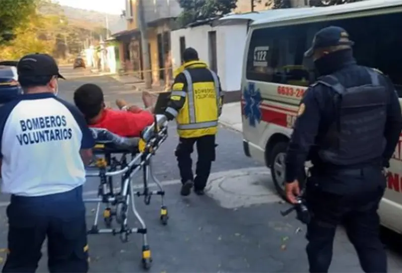 El aslatante herido fue trasladado al hospital bajo reguardo policial. El aslatante herido fue trasladado al hospital bajo reguardo policial.