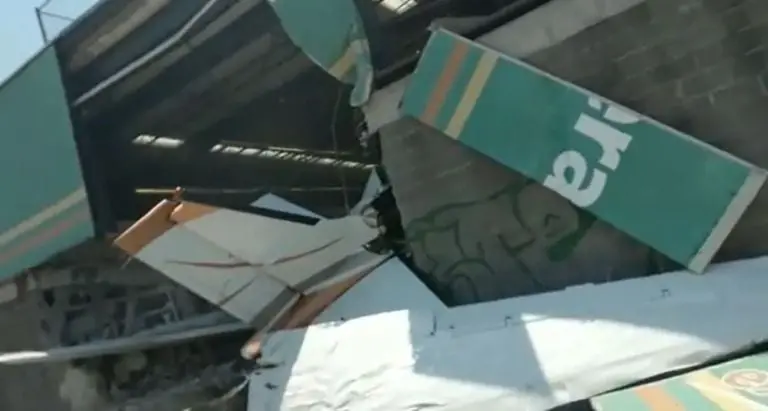 Así quedó la avioneta que se estrelló contra una tienda Bodega Aurrera en Temixco, Morelos. Foto: captura de pantalla.