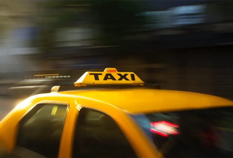 Taxista asesina a dos hombres que intentaban asaltarlo y se entrega ante las autoridades Taxista asesina a dos hombres que intentaban asaltarlo y se entrega ante las autoridades