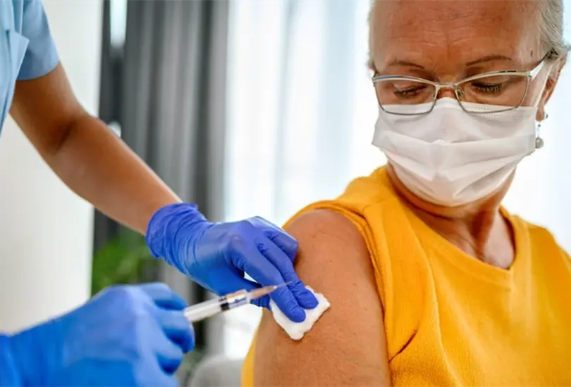 La FDA indicó que una dosis más de refuerzo ayudará a la protección contra el virus Sars-Cov-2. La FDA indicó que una dosis más de refuerzo ayudará a la protección contra el virus Sars-Cov-2.