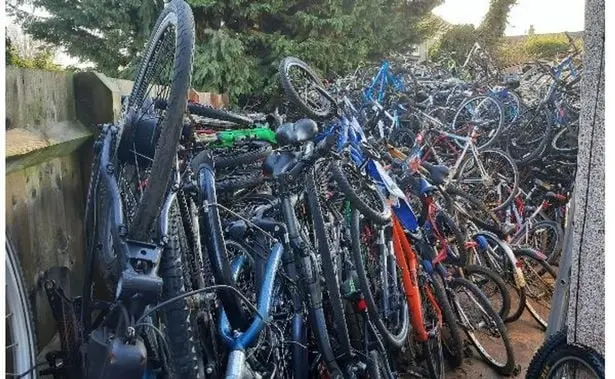 Google Maps capta a ladrón con más de 500 bicicletas en el patio de su casa Google Maps capta a ladrón con más de 500 bicicletas en el patio de su casa