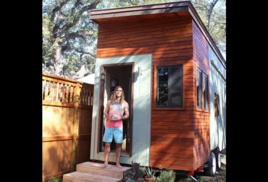 Al no poder pagar una renta, estudiante construye su propia casa de 14 metros cuadrados Al no poder pagar una renta, estudiante construye su propia casa de 14 metros cuadrados