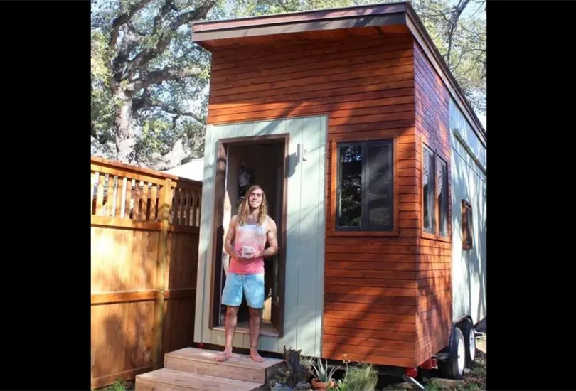 Al no poder pagar una renta, estudiante construye su propia casa de 14 metros cuadrados 
