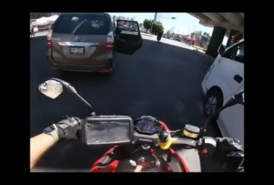 Captan el momento exacto en el que un niño abre la puerta de un auto en movimiento  