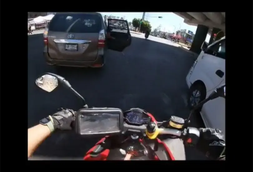 Captan el momento exacto en el que un ni&ntilde;o abre la puerta de un auto en movimiento  
