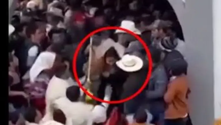 Agreden a mujer en carnaval de San Juan Chamula, Chiapas. Foto: captura de pantalla.