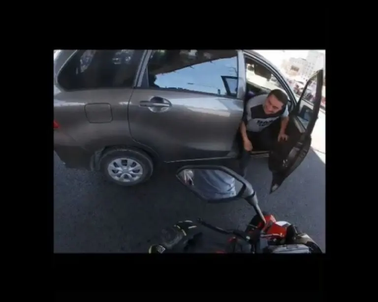 Captan el momento exacto en el que un niño abre la puerta de un auto en movimiento