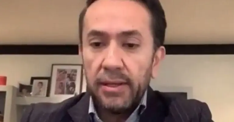 Héctor Escobedo trabaja como agente inmobiliario en México. FOTO: Tomada de video ADN40
