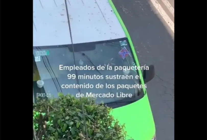 Captan a empleados de paqueter&iacute;a supuestamente abriendo los paquetes de Mercado Libre  VIDEO