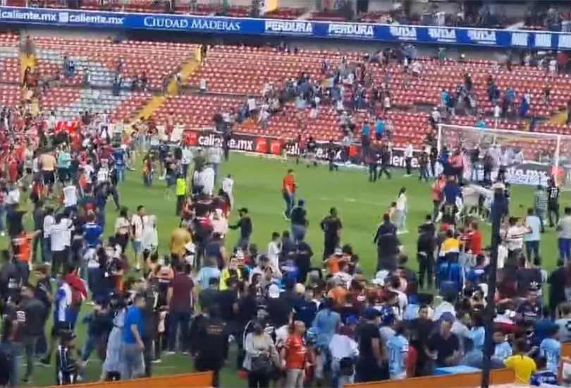 Suspenden partido de Quer&eacute;taro vs Atlas por batalla campal; se reportan heridos de gravedad