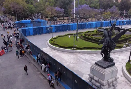 Vallas metálicas resguardan el Palacio de Bellas Artes previo a las marchas del 8M. Vallas metálicas resguardan el Palacio de Bellas Artes previo a las marchas del 8M.