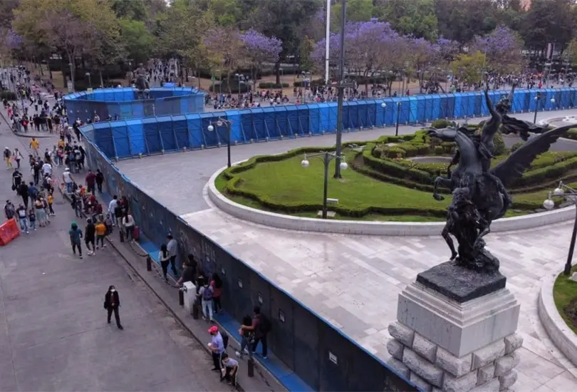 Vallas metálicas resguardan el Palacio de Bellas Artes previo a las marchas del 8M. Vallas metálicas resguardan el Palacio de Bellas Artes previo a las marchas del 8M.