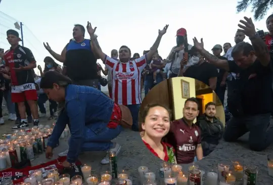 Aficionados del Atlas rezan afuera del estadio de los Rojinegros Aficionados del Atlas rezan afuera del estadio de los Rojinegros
