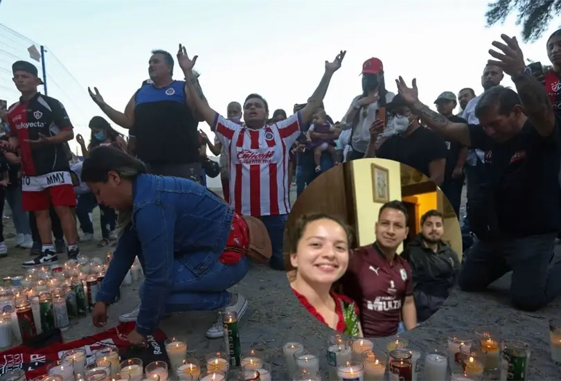 Aficionados del Atlas rezan afuera del estadio de los Rojinegros