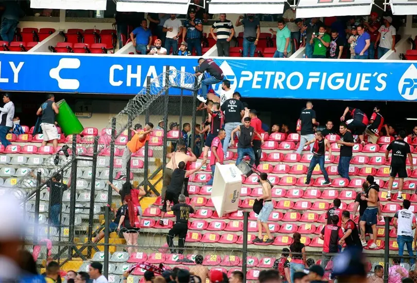Pelea entre barras del Quer&eacute;taro y Atlas. 