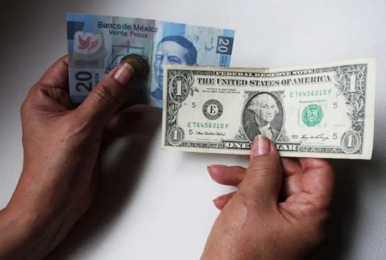 Precio del dólar hoy en los bancos. Foto: María Martínez (Cuartoscuro).