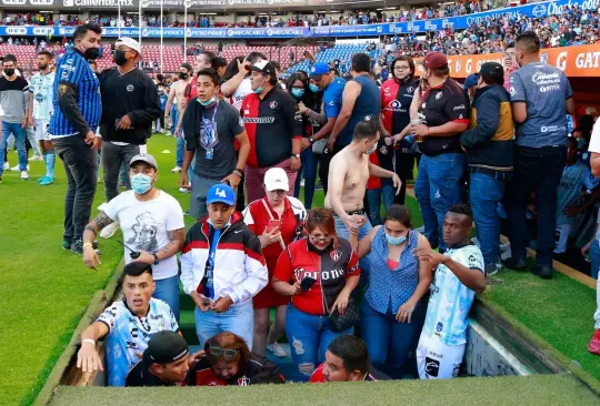 Enfrentamiento entre los aficionados del Querétaro contra los de Atlas