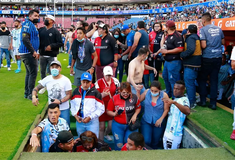 Enfrentamiento entre los aficionados del Quer&eacute;taro contra los de Atlas