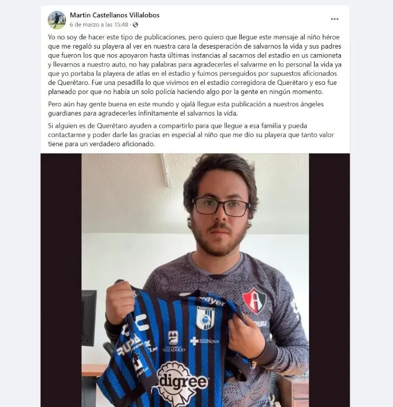 Niño regala playera a aficionado (Facebook)