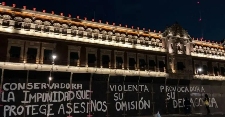 Mujeres intervinieron las vallas colocadas en Palacio Nacional. FOTO: Cuartoscuro