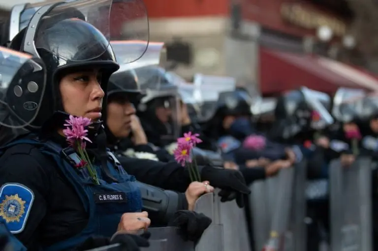 Marcha 8M: AMLO felicita a policías. Foto: Andrea Murcia: Cuartoscuro.