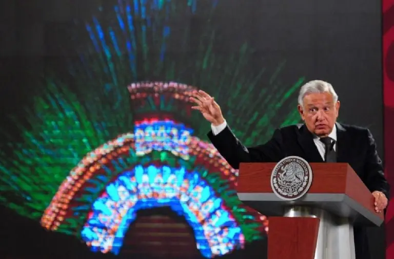 Periodista holandés cuestiona a AMLO sobre penacho de Moctezuma - Quinto Poder