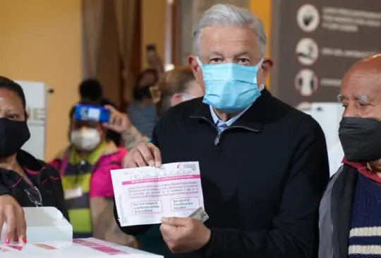 AMLO acudió a votar alrededor de las 8:30 de la mañana. AMLO acudió a votar alrededor de las 8:30 de la mañana.