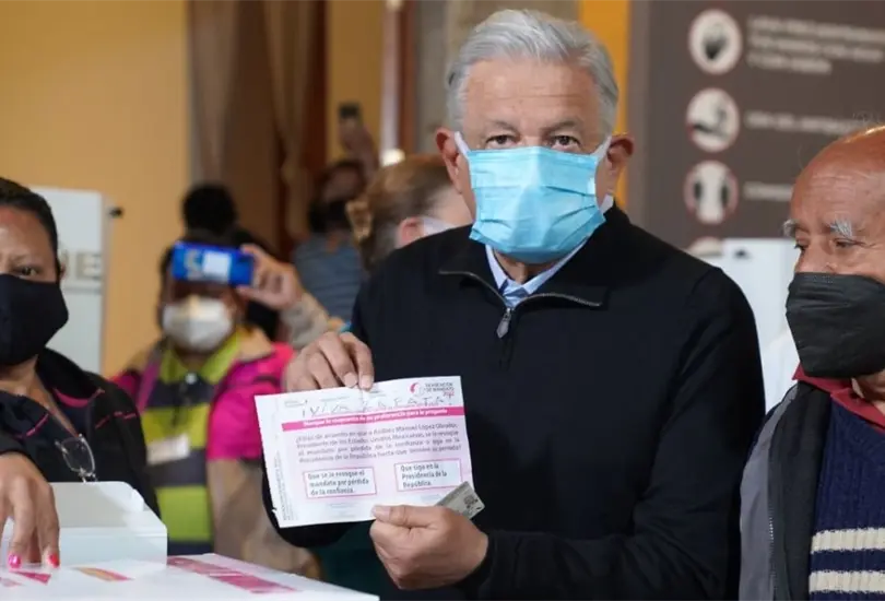 AMLO acudió a votar alrededor de las 8:30 de la mañana. AMLO acudió a votar alrededor de las 8:30 de la mañana.