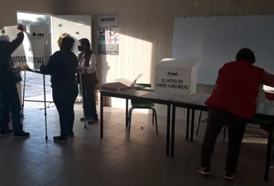 Las casillas de la revocación de mandato se cerrarán a las 18:00 horas. Las casillas de la revocación de mandato se cerrarán a las 18:00 horas.