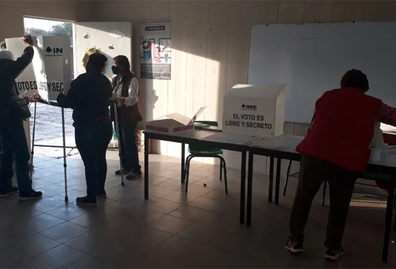 Las casillas de la revocación de mandato se cerrarán a las 18:00 horas. Las casillas de la revocación de mandato se cerrarán a las 18:00 horas.
