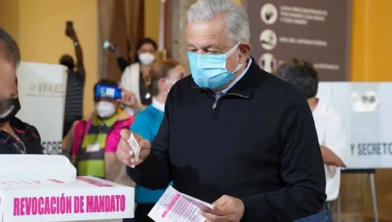 AMLO al momento de emitir su voto en la revocación de mandato. Foto: Presidencia.