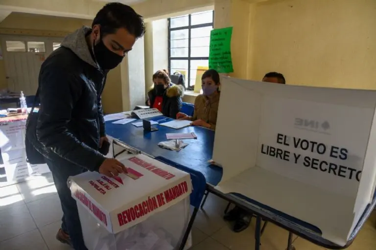Puedes ubicar tu casilla para la revocación de mandato por WhatsApp. Foto: Cuartoscuro.