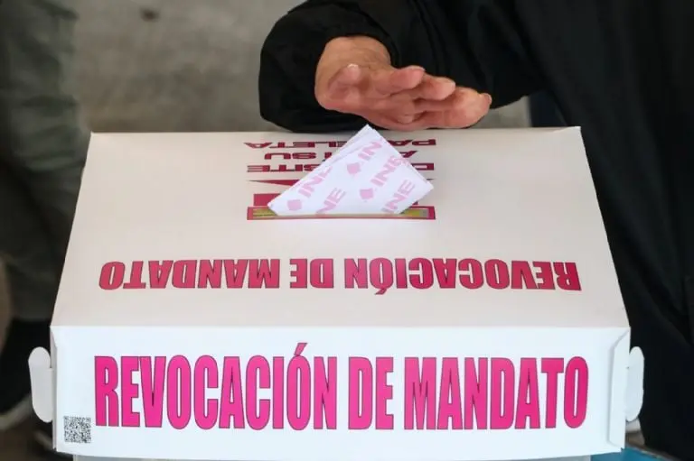 El grupo de personas que impidieron la instalación de las casillas eran partidarios de la construcción del aeropuerto en Texcoco. FOTO: Cuartoscuro