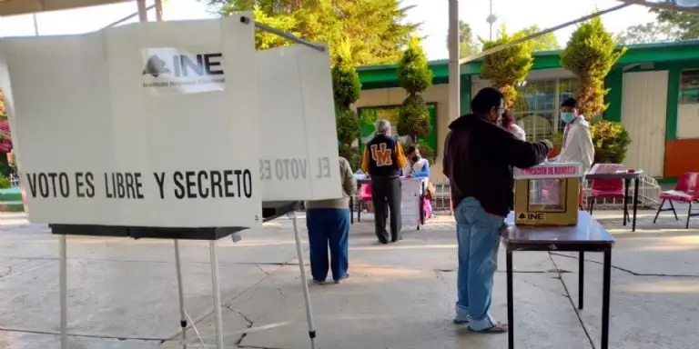 Personas acuden a emitir su voto en Chimalhuacán, Estado de México. (Foto: Berenice Chavarría)