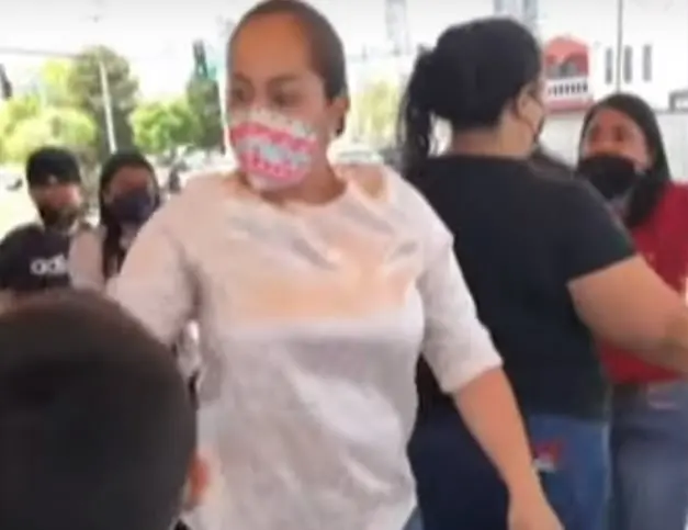 Reacciono violentamente porque no fue atendida a tiempo. Reacciono violentamente porque no fue atendida a tiempo.