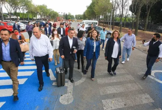 Diputados priistas llegaron juntos para pasar la noche en el recinto de San Lázaro.