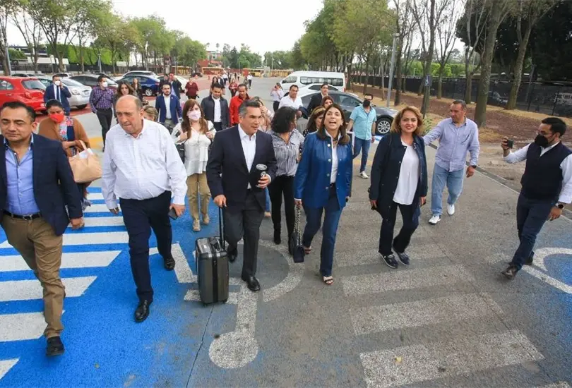 Diputados priistas llegaron juntos para pasar la noche en el recinto de San L&aacute;zaro.