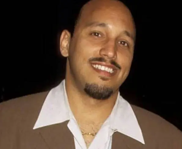 Fue el primer novio formal de JLo, con quien tuvo una relación desde la preparatoria y durante algunos años después de finalizar. Cruz falleció en marzo de 2020 a los 51 años.