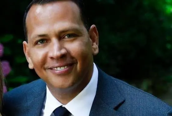 También con Rodríguez se comprometió en matrimonio, sin embargo, su relación finalizó luego de cuatro años juntos.