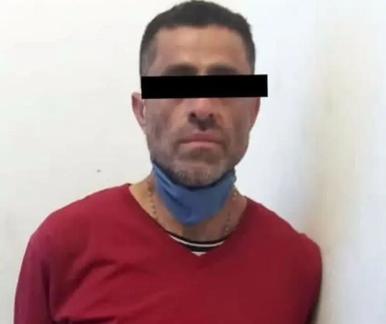 El hombre fue detenido por los delitos de acoso y portación de droga. FOTO: Twitter