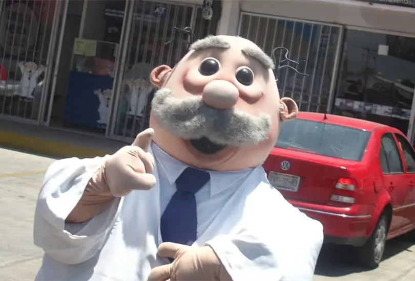 La botarga de Dr. Simi es uno de los personajes comerciales m&aacute;s famosos de M&eacute;xico.