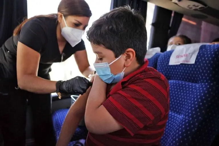 Vacunación contra COVID-19 en niños iniciaría en mayo. Foto: Cuartoscuro.