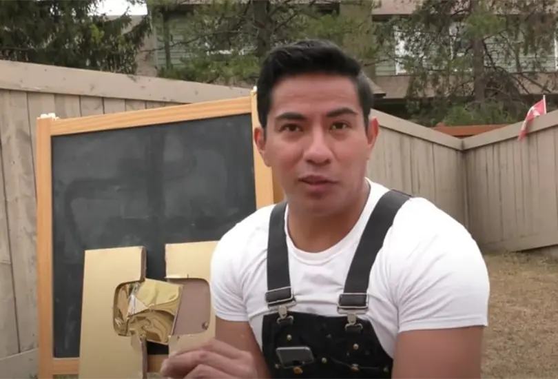 Influencer rompe su placa de un mill&oacute;n de suscriptores en protesta contra YouTube