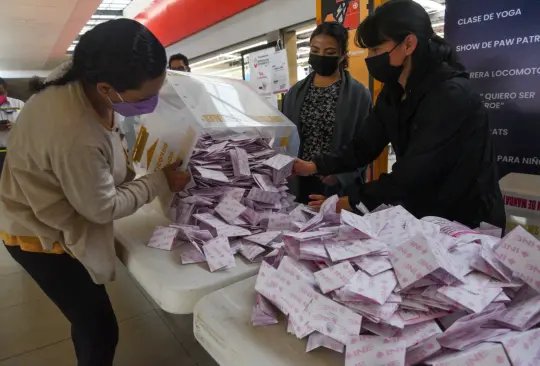 La Constitución (35.I) señala obligatorio el voto en la revocación de mandato. La Constitución (35.I) señala obligatorio el voto en la revocación de mandato.