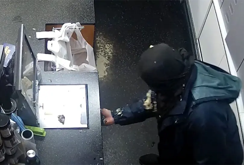El flan impactó directo en el rostro del hombre El flan impactó directo en el rostro del hombre