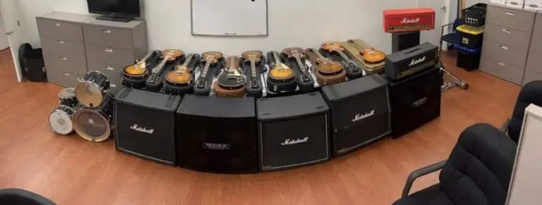 El sujeto compró 11 guitarras eléctricas con la tarjeta de crédito de la adulta mayor. FOTO: Oficina del Sheriff de Volusia.