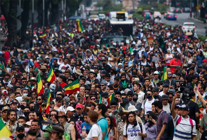 El t&eacute;rmino se remonta a 1971, cuando el grupo The Waldos comenz&oacute; a utilizar el 4:20 para referirse a la cannabis