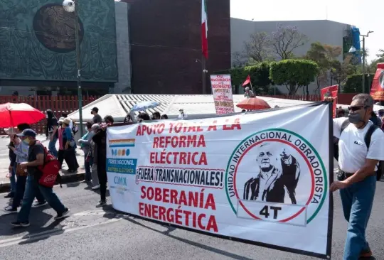 Personas se manifiestan este domingo en el recinto legislativo de San Lázaro.