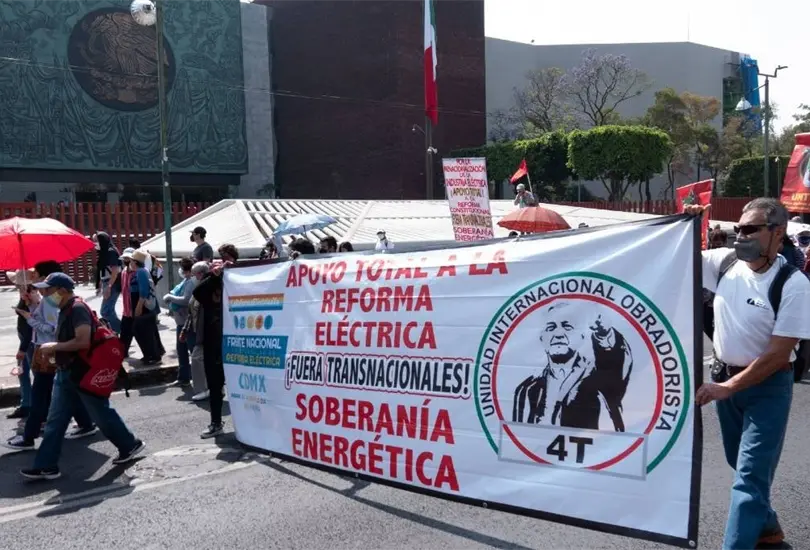 Personas se manifiestan este domingo en el recinto legislativo de San L&aacute;zaro.