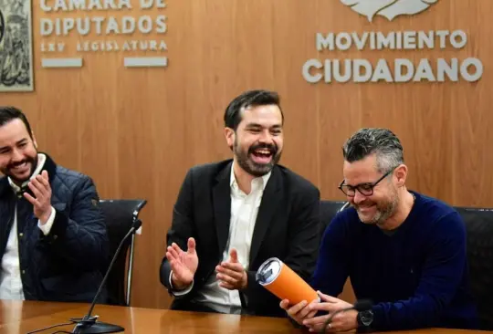 Andrés Pintos Caballero (tercero de izq a der) se unió este domingo a la bancada de MC. Andrés Pintos Caballero (tercero de izq a der) se unió este domingo a la bancada de MC.